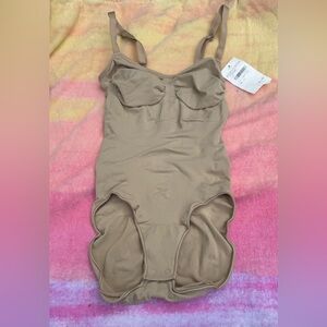 SKIMS Seamless Sculpt Bodysuit - Light Beige- L/XL - NWT